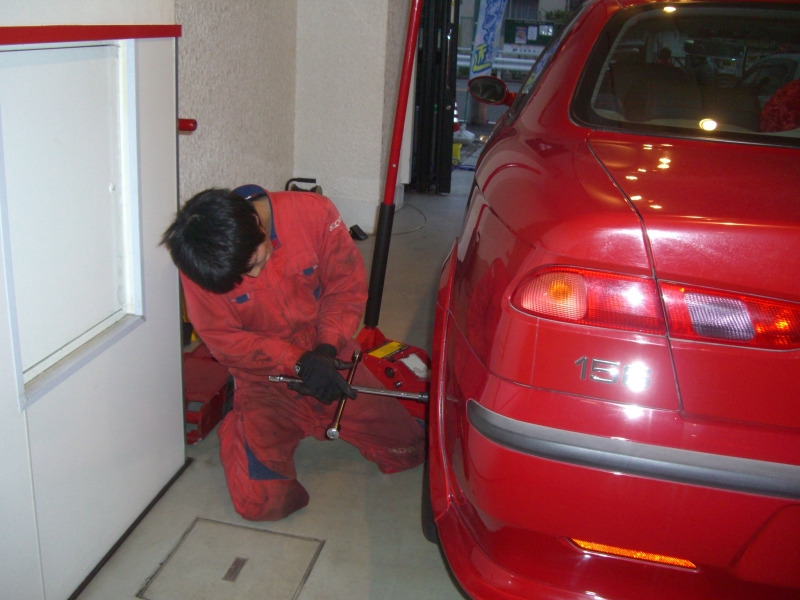 タイヤ交換なら大阪のよつばタイヤ！兵庫・京都からもアクセス良好！持ち込みタイヤ交換店なら大阪のよつばタイヤ！